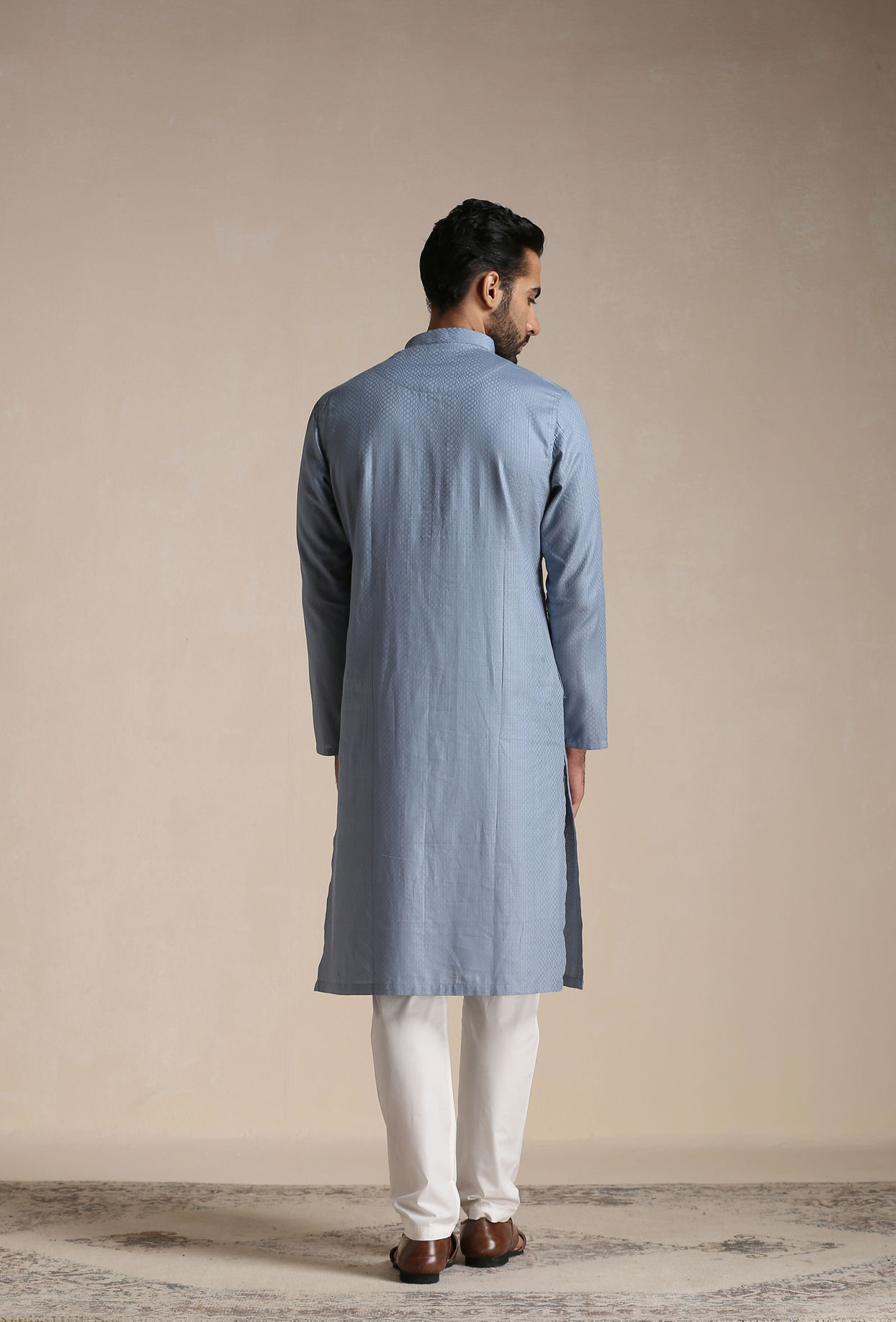 alt message - Manyavar Men Dusty Blue Self Patterned Kurta Set image number 3